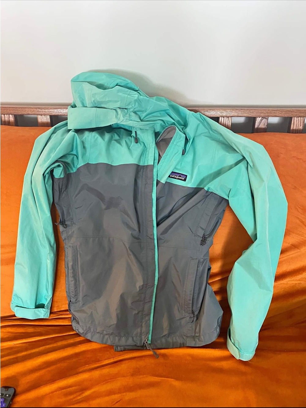 Patagonia Women's Mint Green and Gray Two-Tone Ski Jacket